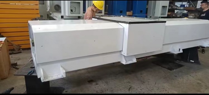 定制封閉式機(jī)器人行走地軌，調(diào)試地軌的運(yùn)行速度和穩(wěn)定性